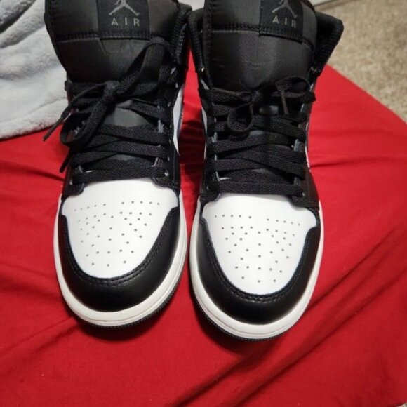Air Jordan 1s - Picture 4 of 5